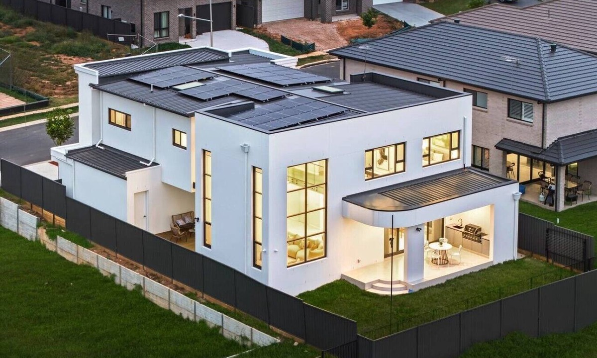Leppington House | Luxury Home | Tesla Charger | Near Station|Parking