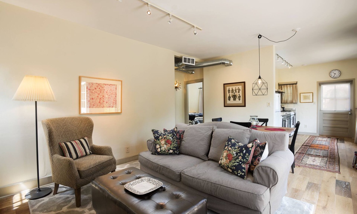 Downtown Santa Fe House | Mae's Casita, renovated quiet adobe, 2 queen bed, 2 bath, walk 10 min to Plaza!