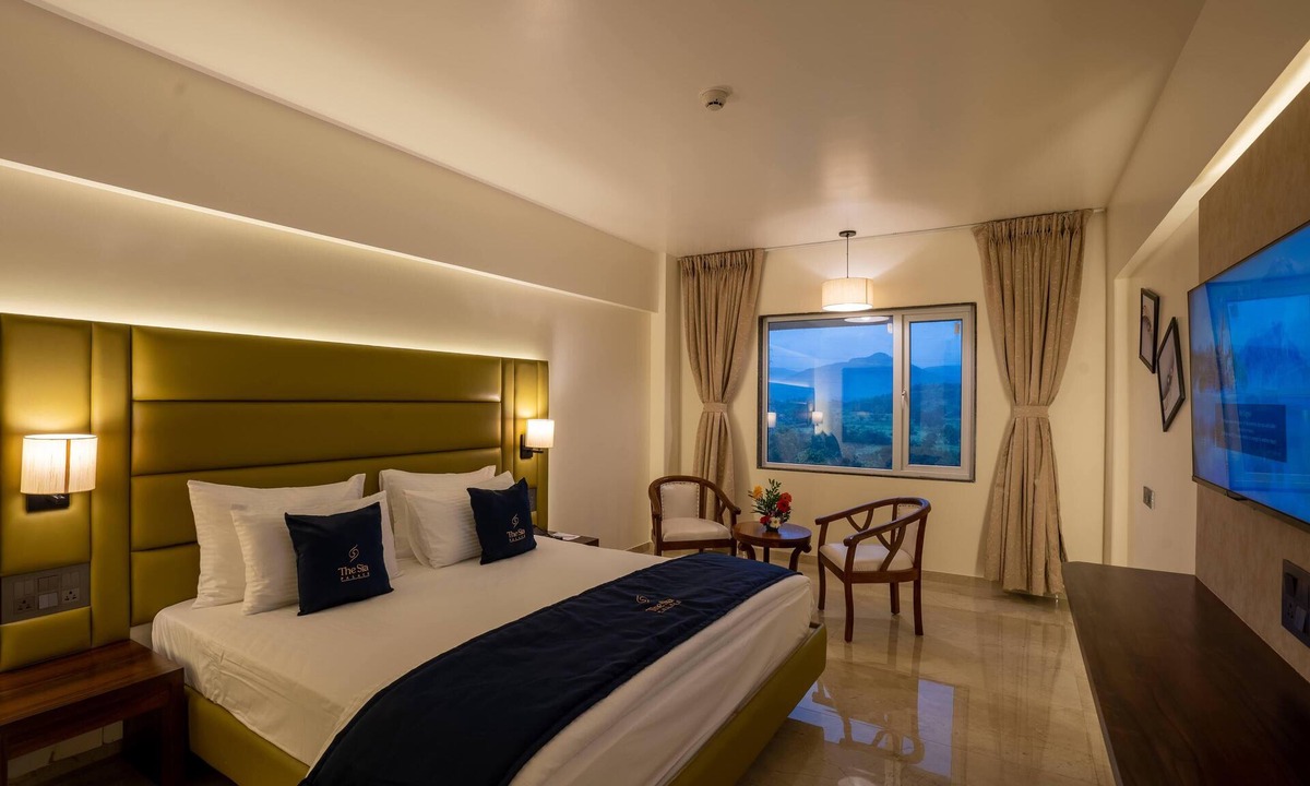 Khalapur Hotel | Mastiff Grand The Sia Palace Suites & Banquets, Khopoli (Nr. Imagica)
