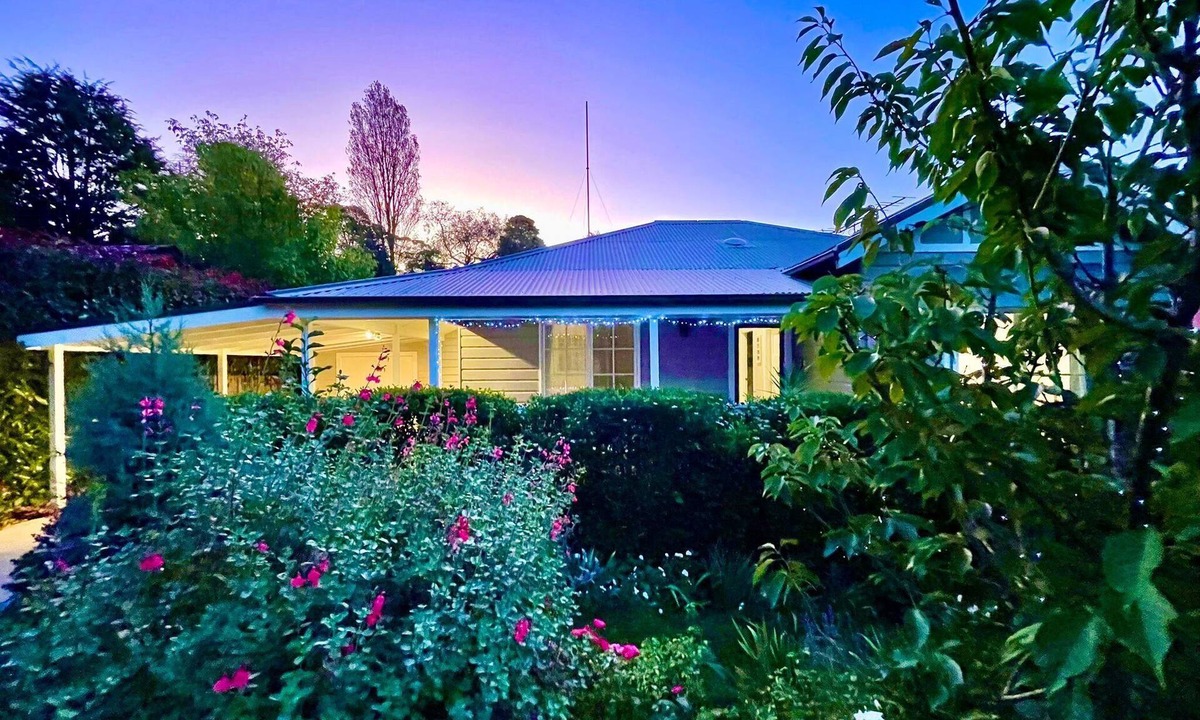 Mount Victoria Villa | Mimosa House - Elegant Villa, 4 Bedroom, 3 Bathroom, BBQ, Undercover Patio, Secluded Garden