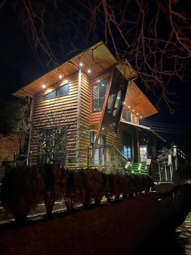 Mukteshwar Ski Chalet | Modern 2 bedroom Cabin