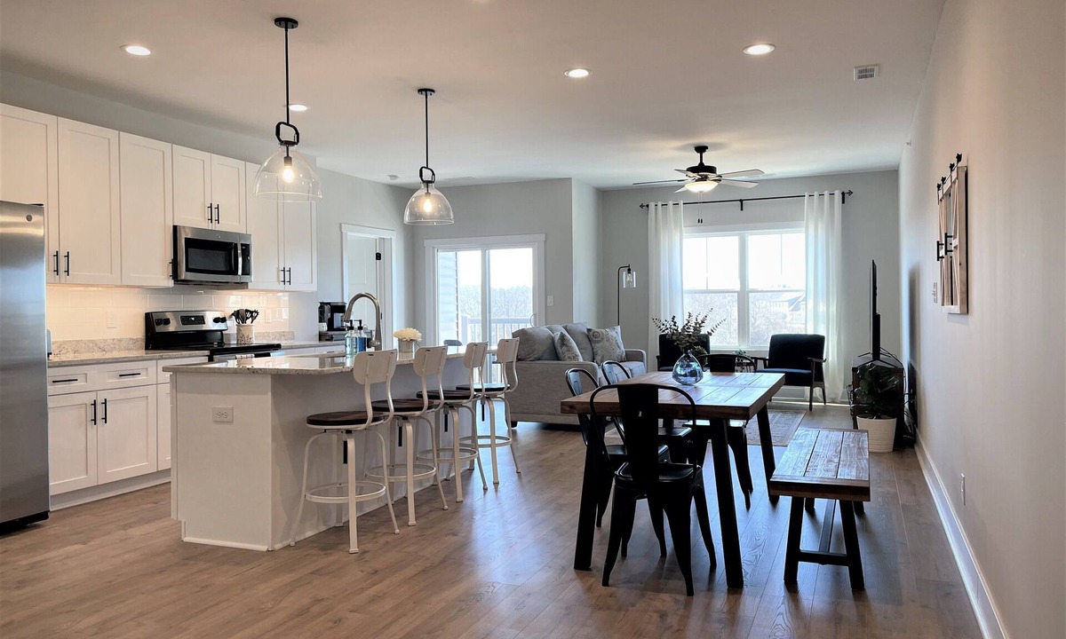 Forest Condo | Modern Top-level 2BR/2BA Condo w/Private Balcony in Secured Bldg w/Elevator!