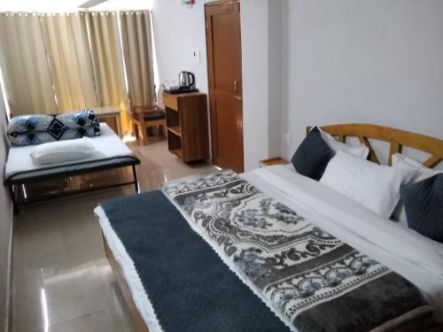 Kanatal Hotel | Mount aura stay & Dine