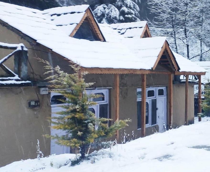 Jibhi House | Mudhouse homestay & Mid90s cafe