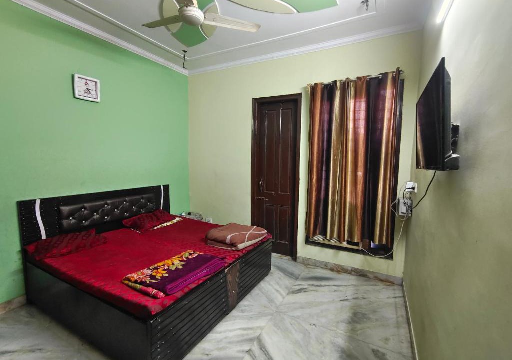 Azadpur House | Natural Light Comfortable Room Friendly Home Stay