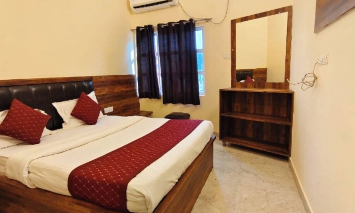 Lanka Hotel | New Sandhya Guest House