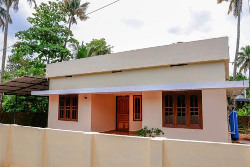 Alwaye Villa | Orange Villa -3 AC Rooms Near Airport