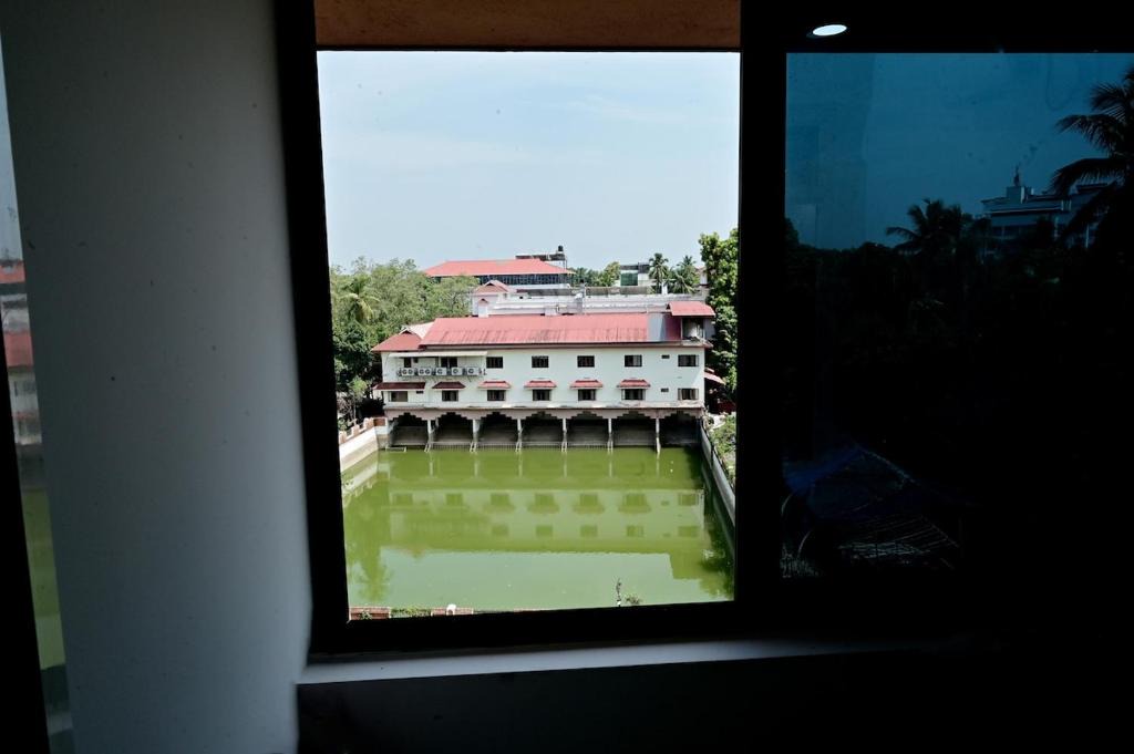 Guruvayur Apartment | Padmalaya Luxury Temple View Stay with infant cradle