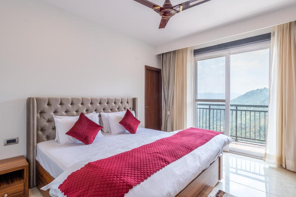 Shimla Apartment | Paradise Retreat Mountain view 2bhk by Roamhome