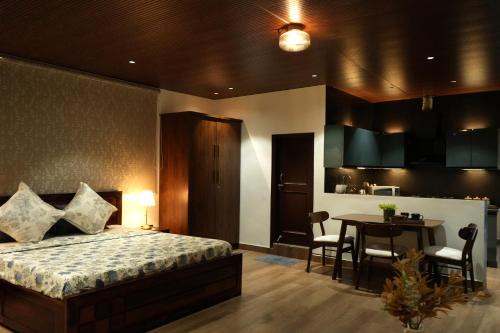 Solan Apartment | Peaceful Attic Escape, Walk to Mall Road, Near NH
