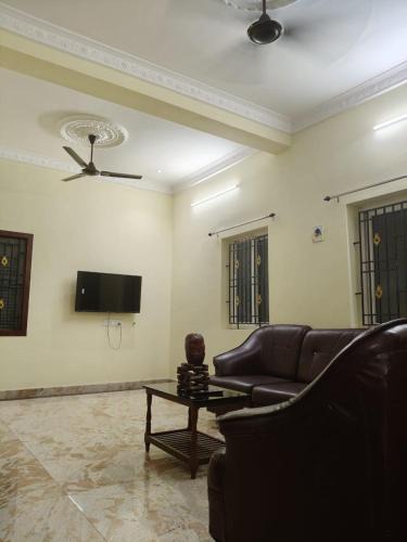 Srirangam Hotel | PMS PALACE Homestay