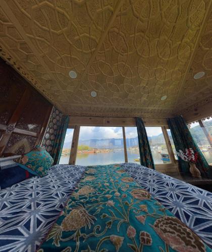 Dal Lake Boat Rental | Premium group of houseboats