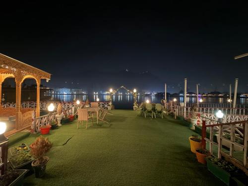 Dal Lake Bed & Breakfast | Pride Group of Houseboats