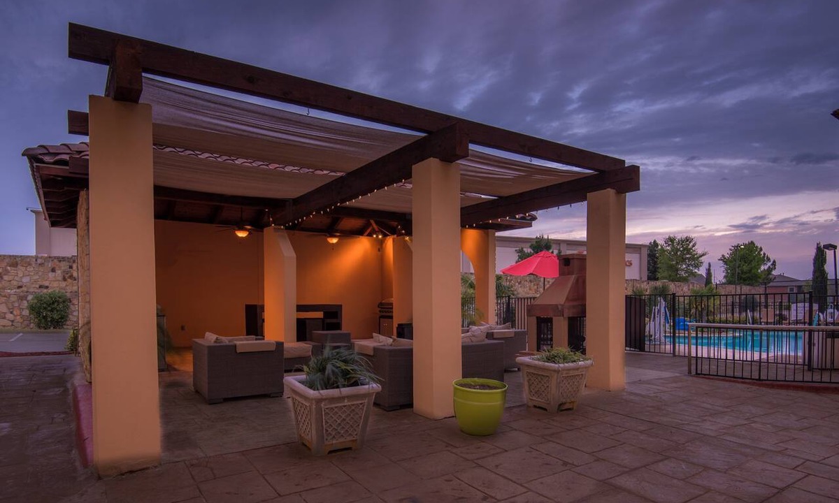 Irving Apartment | Queen Studio Suite with Full Kitchen Comfort