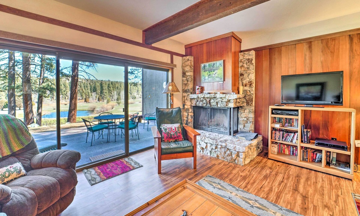 Graeagle Cottage | Quiet Unit w/Golf Course & Mtn Views in Graeagle!