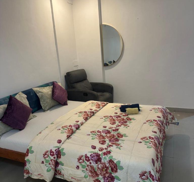 New Delhi Apartment | Qutub cinema loft with bathtub