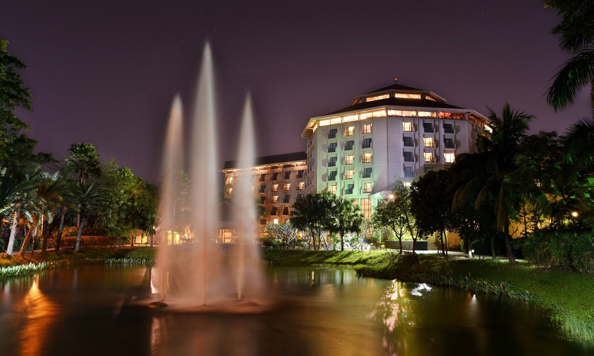 Dhaka Hotel | Radisson Blu Dhaka Water Garden