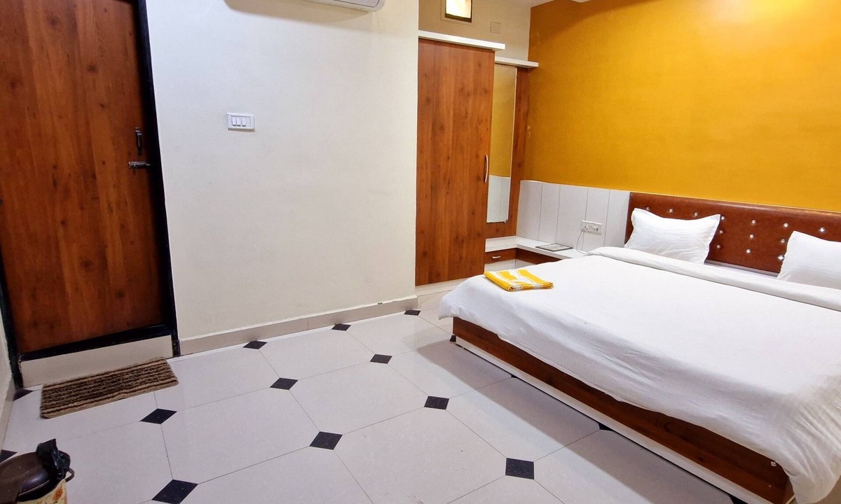 Nagda Hotel | RANGOLI RESORT & FAMILY GARDEN