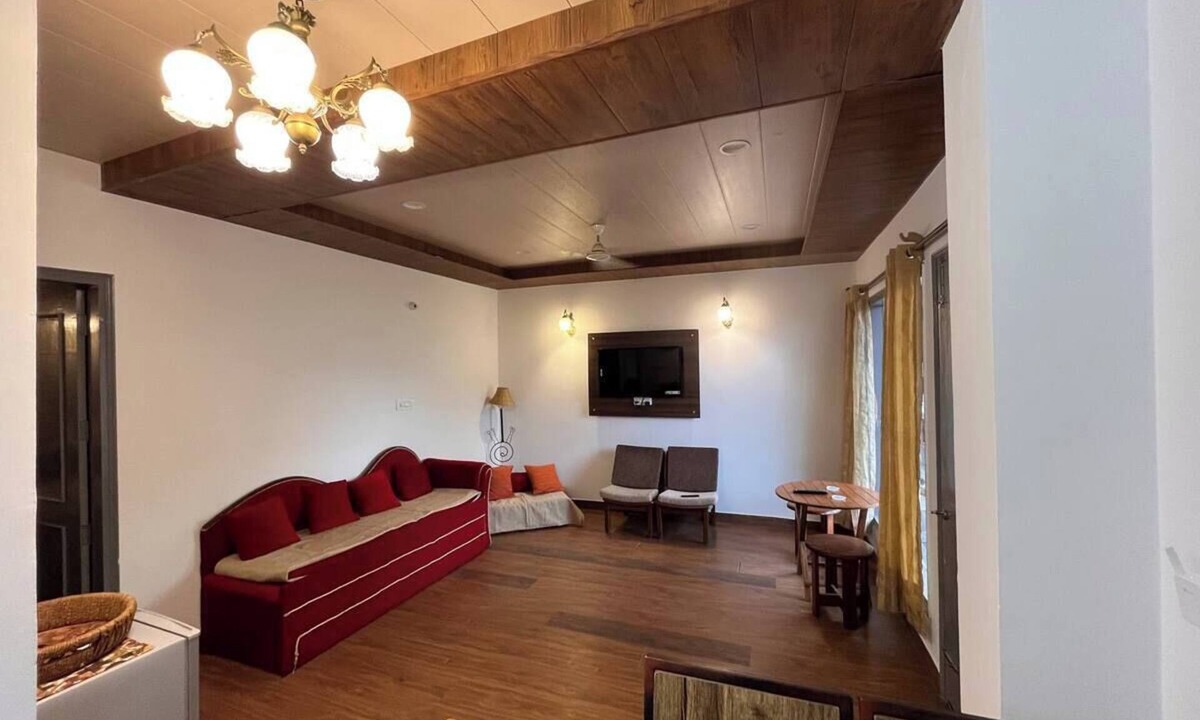 Kumarhatti Condo | Rustic Pines-2: Pet-Friendly Serene 1BHK Apartment