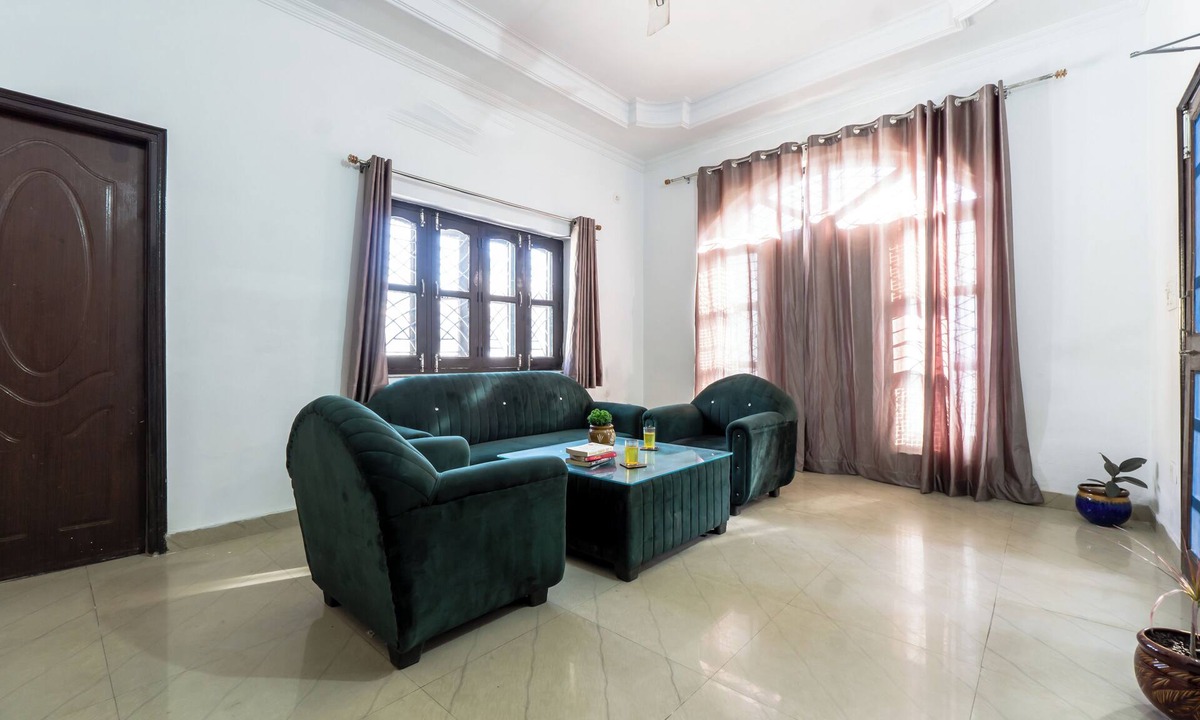 Bullawala House | Serene 2-bedroom with AC and Kitchen in vibrant Dehradun