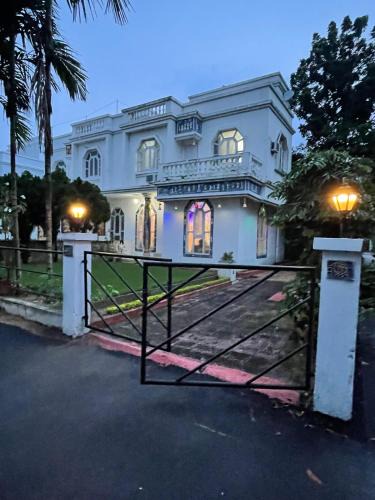 Santiniketan Villa | Shantiniketan Bungalow with green lawn