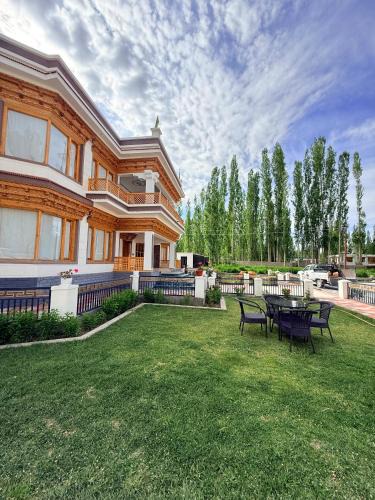 She House | Shey Vista Homestay