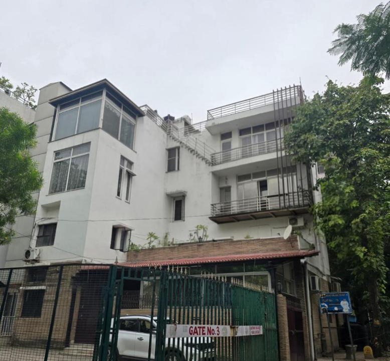 East of Kailash House | Slepyy Fox- Kailash Colony
