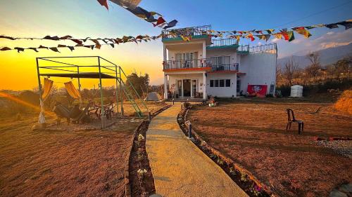 Gunehr Hostel | Social Monkey Hostel Bir