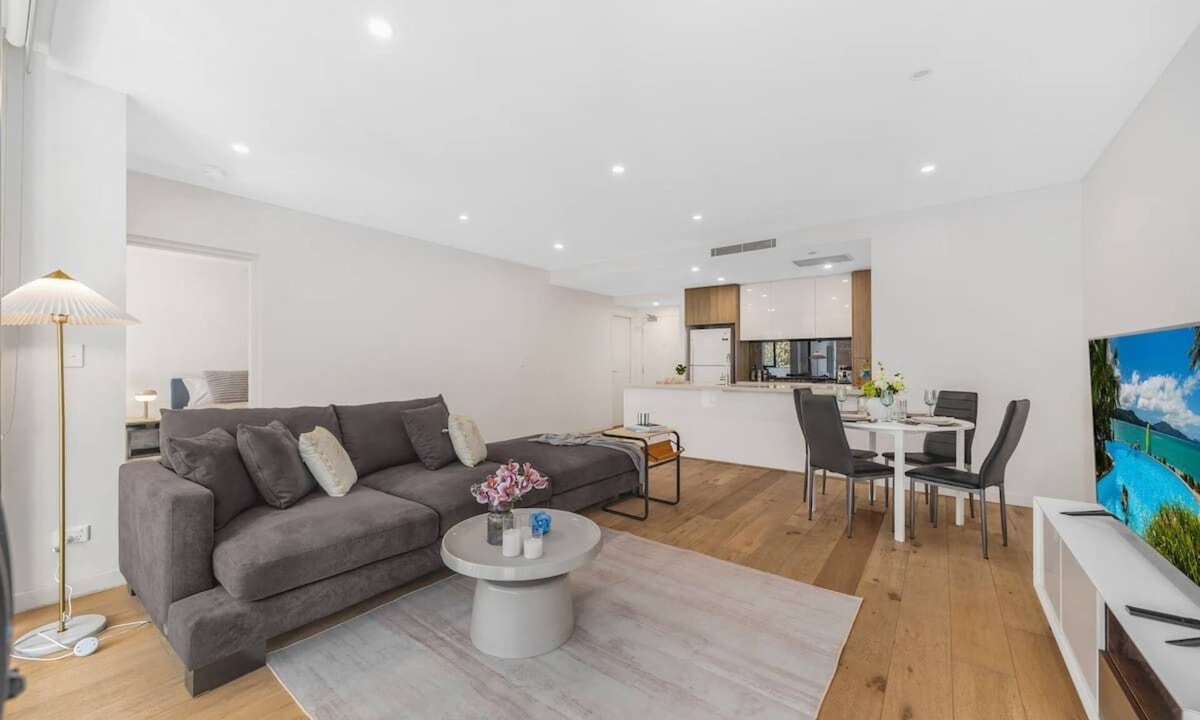 Roseville Apartment | Spacious 2bedroom Apt w/Parking minute to Chatswood