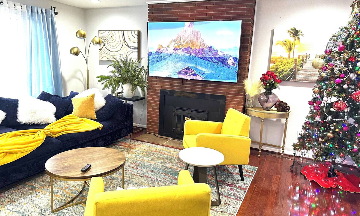 Wheaton-Glenmont House | Spacious 6-bedroom house with WiFi, AC in charming Silver Spring