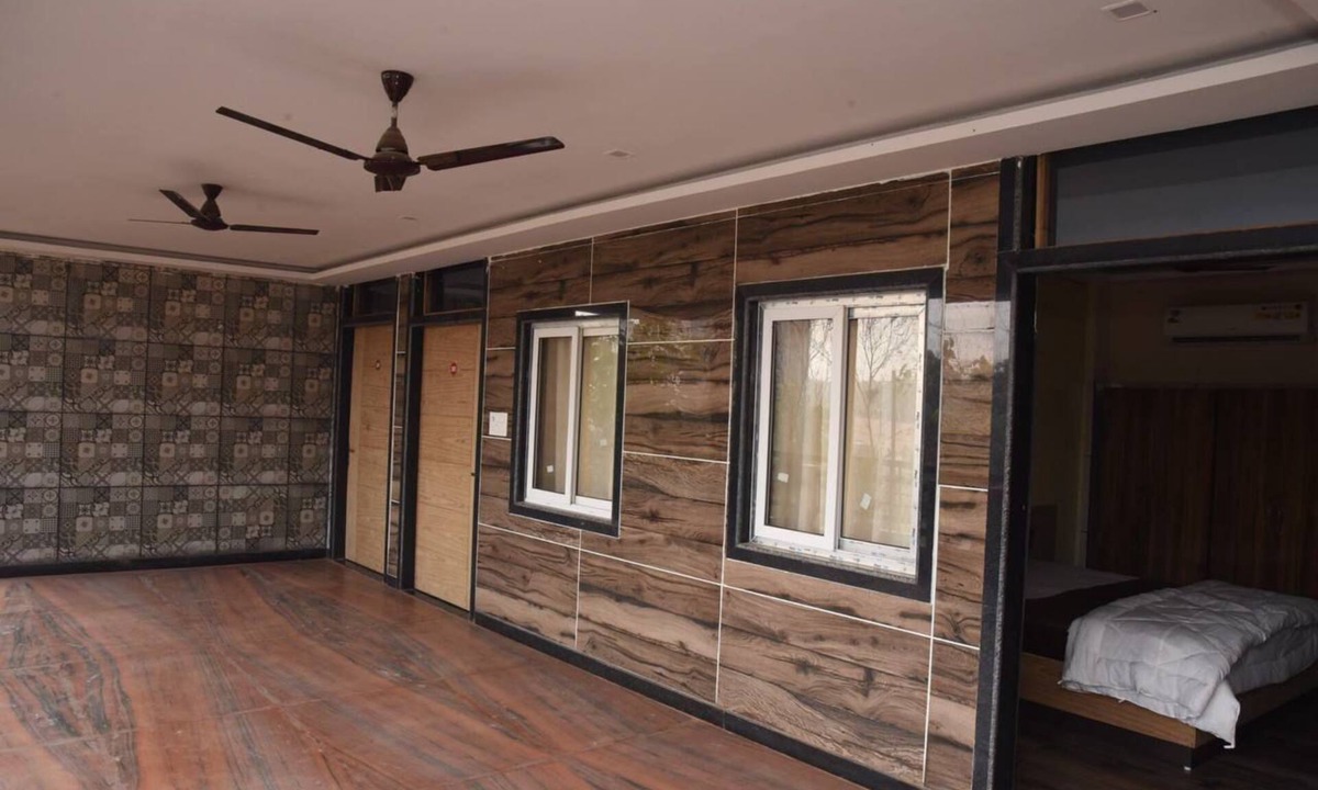 Mohangarh Hotel | Spacious 8-bedroom hotel in beautiful Lucknow with AC comfort