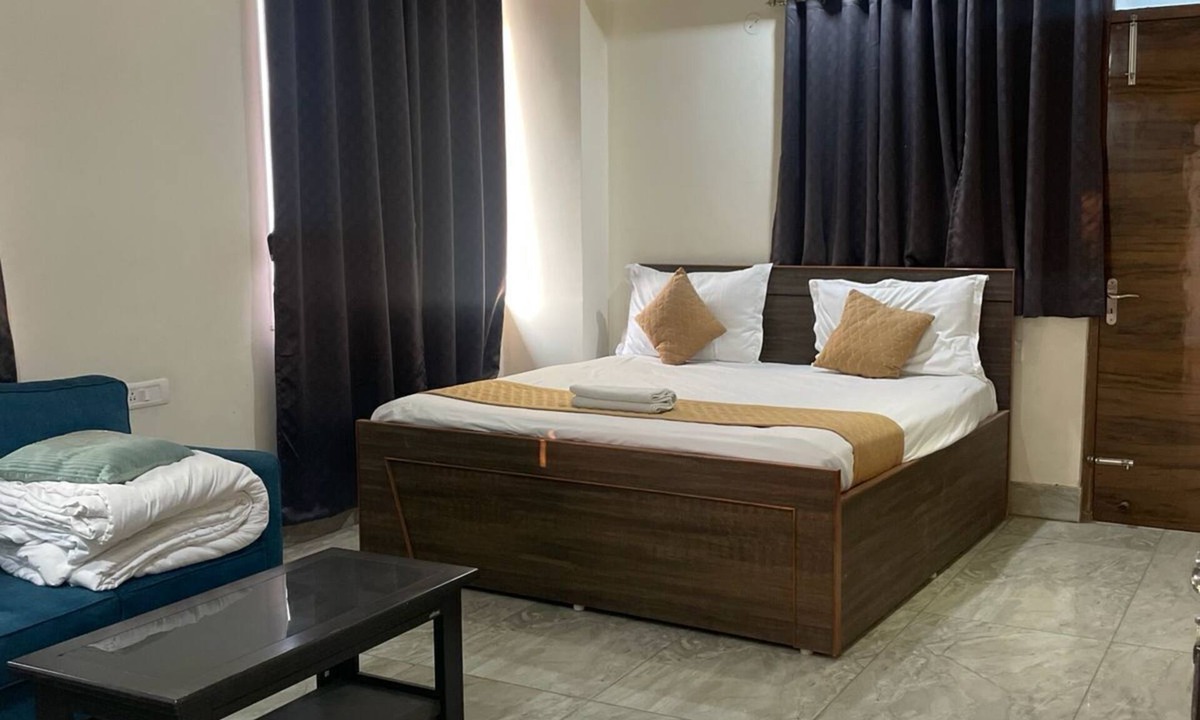 Patna Hotel | Spacious 9-bedroom hotel in charming Patna with AC comfort