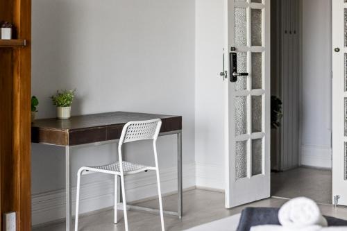 Lindfield House | Spacious King Room - Nearby Stations & Stores - Shared Bathroom