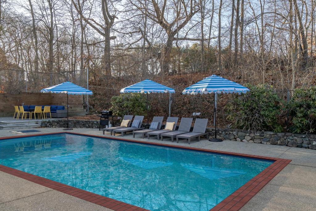 Framingham House | Spacious Poolside Boston Stay Sleeps 8 Pet Friendly
