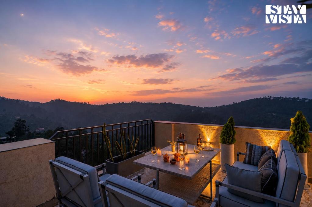 Kaul Villa | StayVista at Banyan Abode - Seetla with Bathtub & Bar