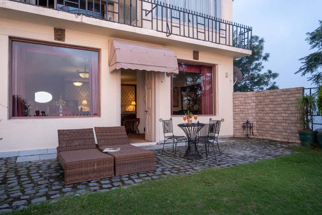 Kasauli Villa | StayVista at Lands End with Comp Breakfast
