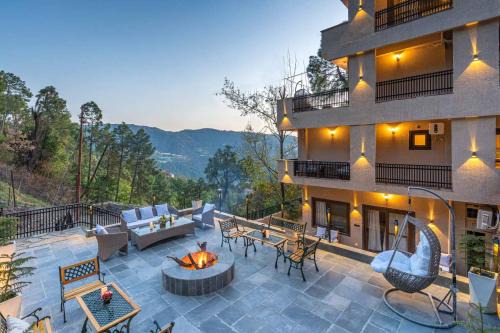 Chail Villa | StayVista at Villa AnVira by GTV Estate with Bonfire, BBQ