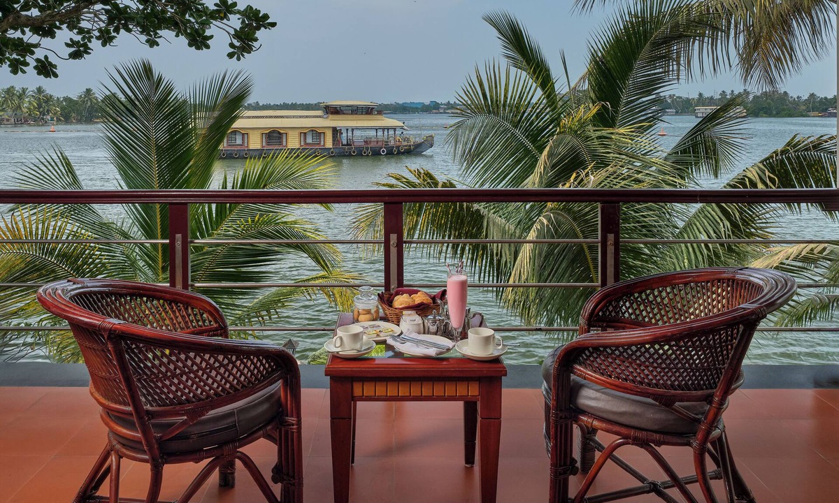 Alappuzha Hotel | Sterling Lake Palace Alleppey