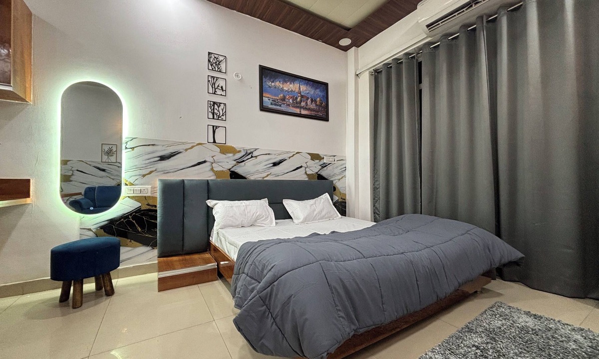 Greater Noida Apartment | Sunshine Stays, Gaur City Centre, Gr Noida West