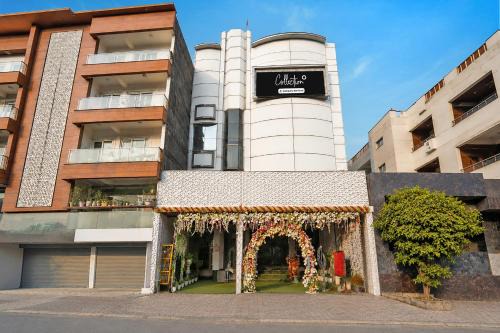 Vasundhara Hotel | Super Collection O Sector 5 Ghaziabad Formerly Five Seas