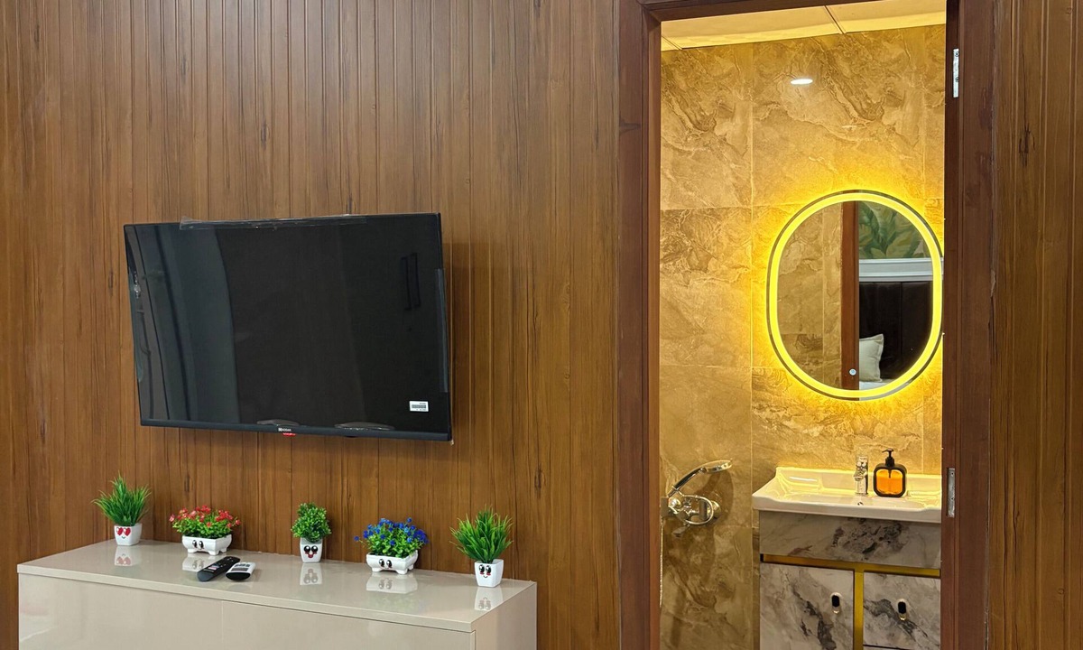 Noida Apartment | The Arlo Northeye 649 | Couple Friendly Stay in central Noida | Self Check-in