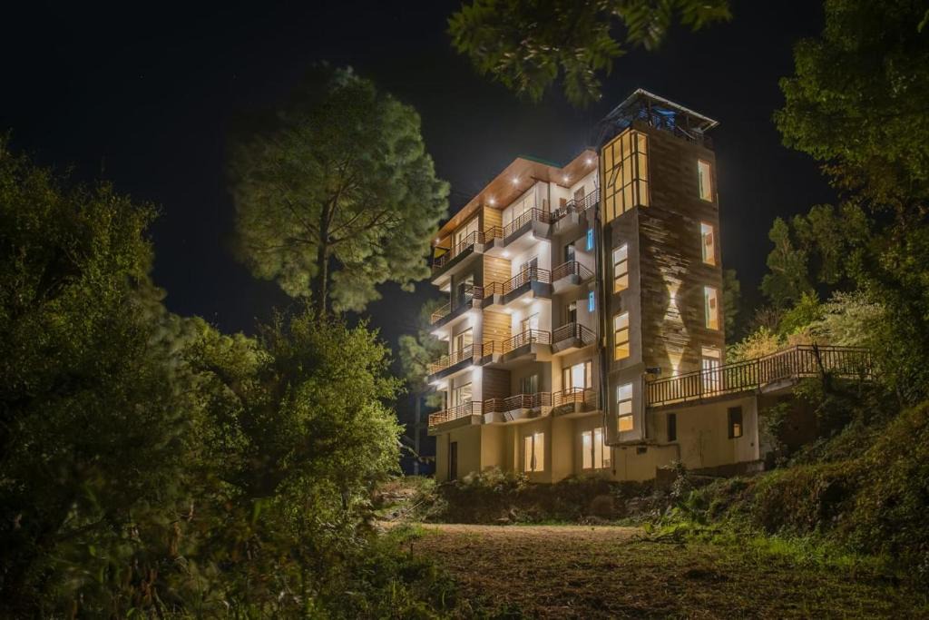 Kumarhatti Bed & Breakfast | The Lalita's Majestic Pines