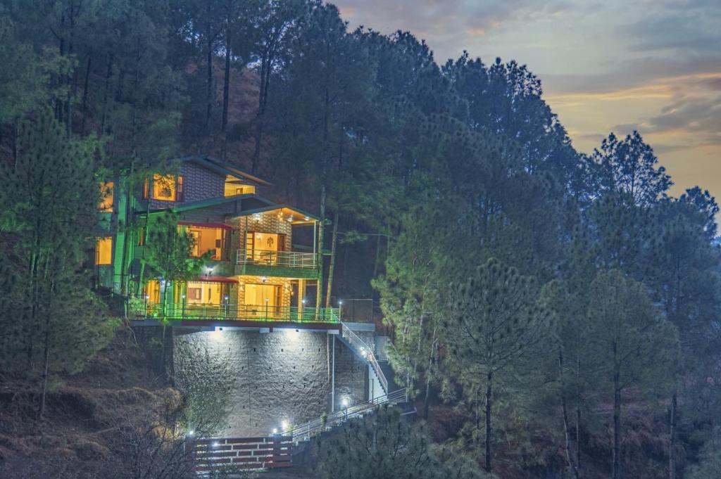 Dharampur Apartment | The Maharaja Retreat I Jacuzzi I Vacations l Pet friendly & 3 Bedroom Villa I Family Events I Sky Bonfire I Kasauli By Exotic Stays