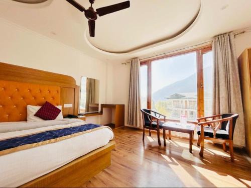 Aleo Apartment | The Manali Castle cottage - A Luxury Stay With Mountain Views, Parking & Garden