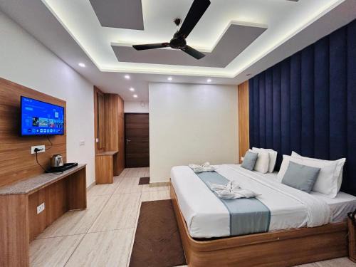 The Mall Road Hotel | The Oakleaf Retreat - A Near Mall Road With Parking