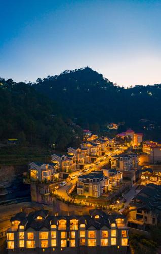 Kasauli Apartment | The Royce Silver Oak Imperial Refined Pet-Friendly 4-BHK Apartment With Sky Deck, Shared Pool, and Clubhouse