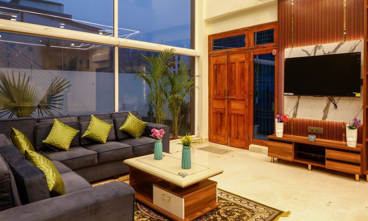 Varanasi Villa | The Wayne Manor - Luxury 6BHK Villa with Lawn