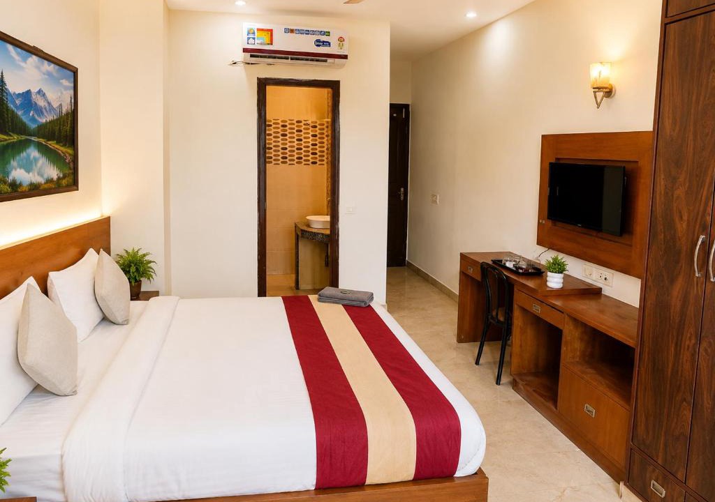 Sector 39 House | "The White Casa"- Sector 39 Near Medanta Medicity