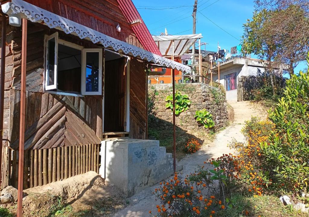 Kurseong House | Theeng's Homestay(MIRIK)