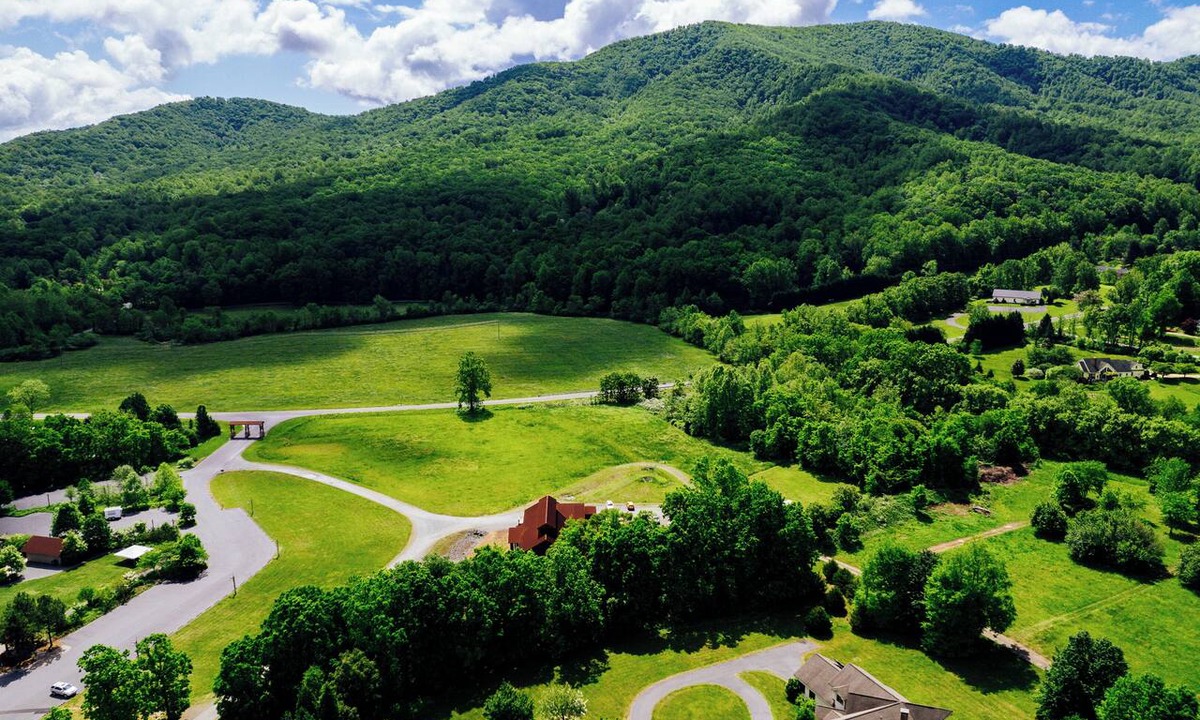 Roseland Cabin | Three Ridges Haven- Devils Backbone Brewing Company